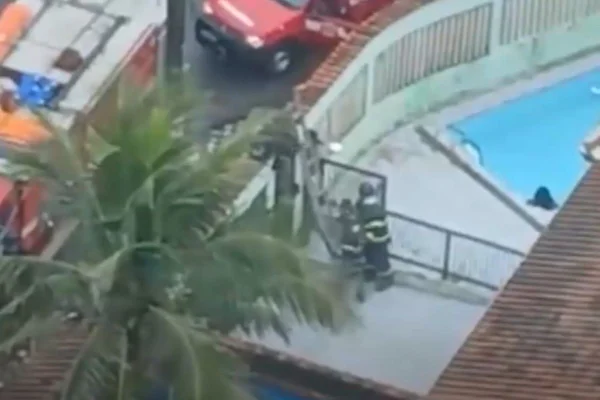 Vídeo: bombeiros salvam cachorro de afogamento em piscina em Mongaguá