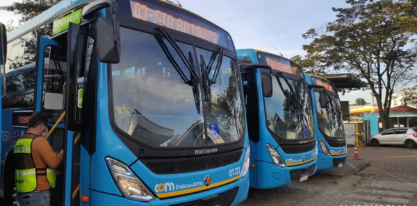 Imagem colorida mostra ônibus municipais da cidade de Embu das Artes, na Grande São Paulo - Metrópoles
