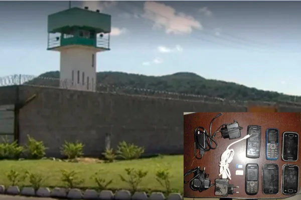 Montagem com foto colorida de fachada de presídio, com destaque na lateral esquerda de celulares sobre mesa - Metrópoles