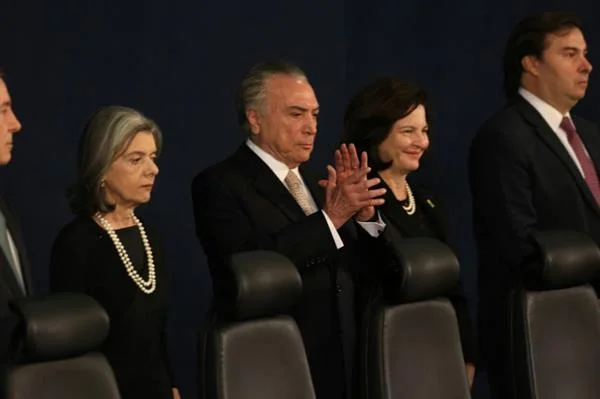 Ex-presidente Michel Temer ao lado da subprocuradora Raquel Dodge, chefe da PGR durante seu governo, e da ministra do STF Cármen Lúcia