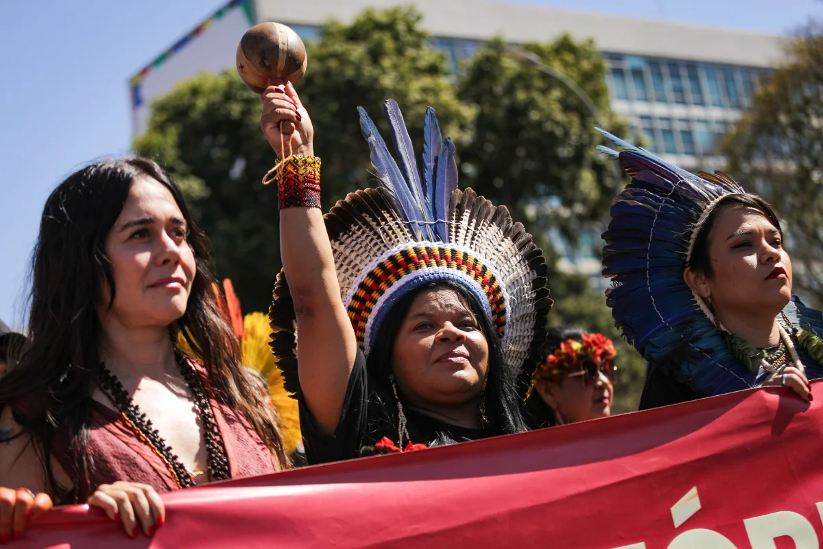 Indígenas de várias etnias participam da IV Marcha das Mulheres Indígenas. A manifestação segue pelo Eixo Monumental sentido Esplanada dos Ministérios. Indígenas de várias etnias participam da IV Marcha das Mulheres Indígenas. A manifestação segue pelo Eixo Monumental sentido Esplanada dos Ministérios.