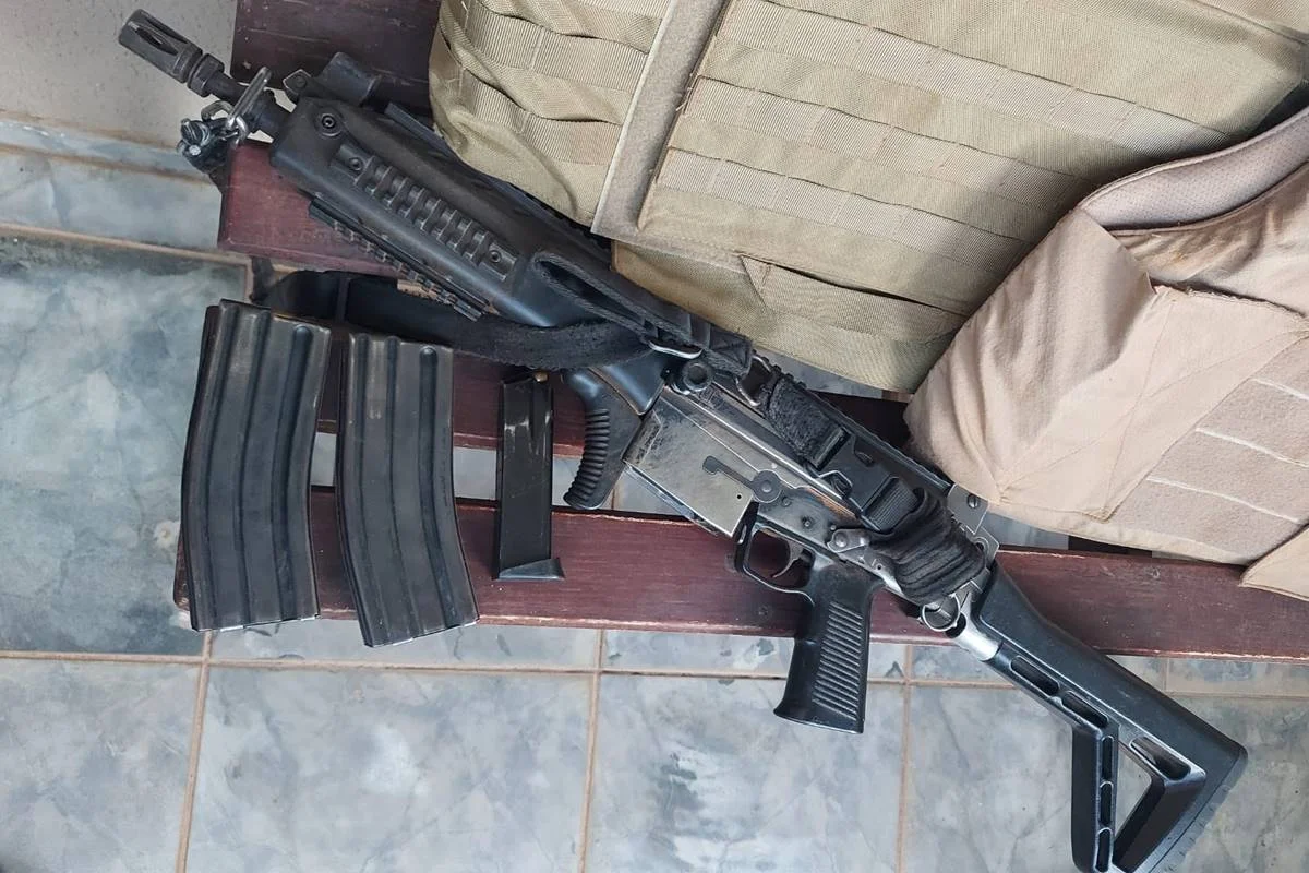 Arma oficial da corporação utilizada por um dos PMs Arma oficial da corporação utilizada por um dos PMs
