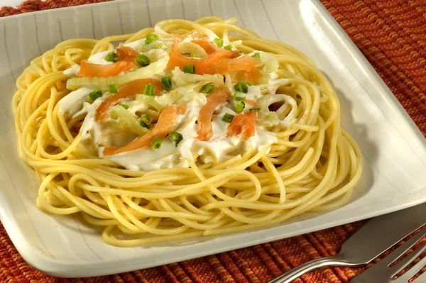Espaguete com molho cremoso de sa;mão