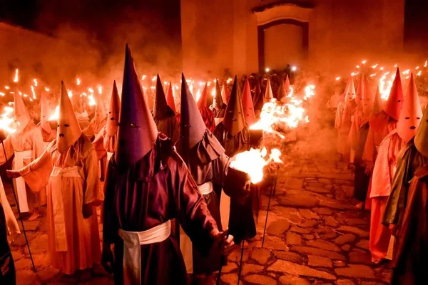 Farricocos durante Procissão do Fogaréu, na cidade de Goiás