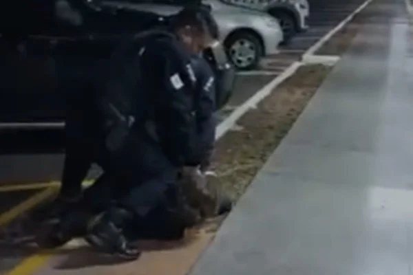 Foto colorida de policia contendo os alunos