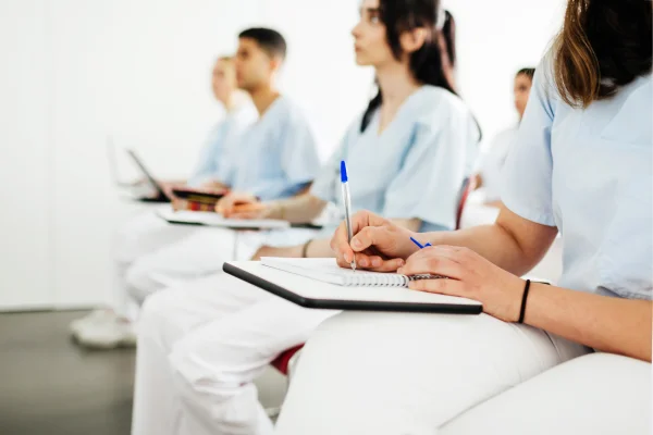 Imagem colorida mostra estudantes de medicina - Metrópoles