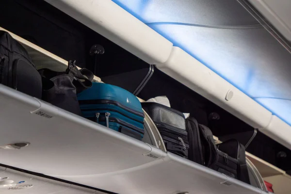 Foto colorida de malas no avião - Metrópoles
