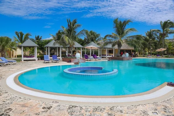 Emprego dos sonhos: site contrata testador de piscina de hotéis