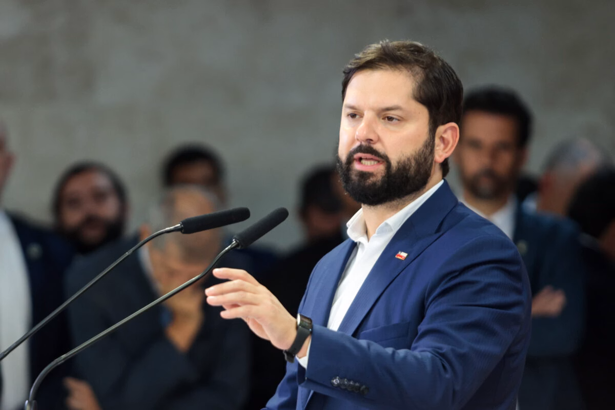 Presidente Lula e o mandatário do Chile, Gabriel Boric, participam de cerimônia de assinatura de atos no Palácio do Planalto Metrópoles