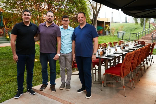 Convidados marcam presença em lançamento de restaurante no Mané
