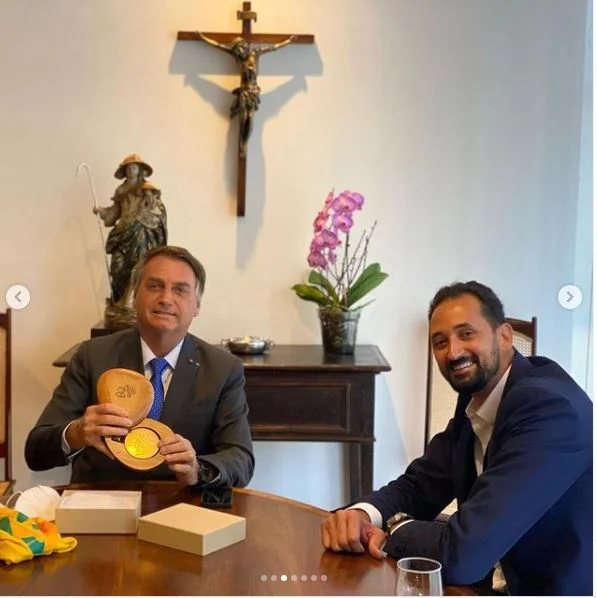 Bolsonaro recebe Maurício Souza, atleta da Seleção Brasileira de vôlei