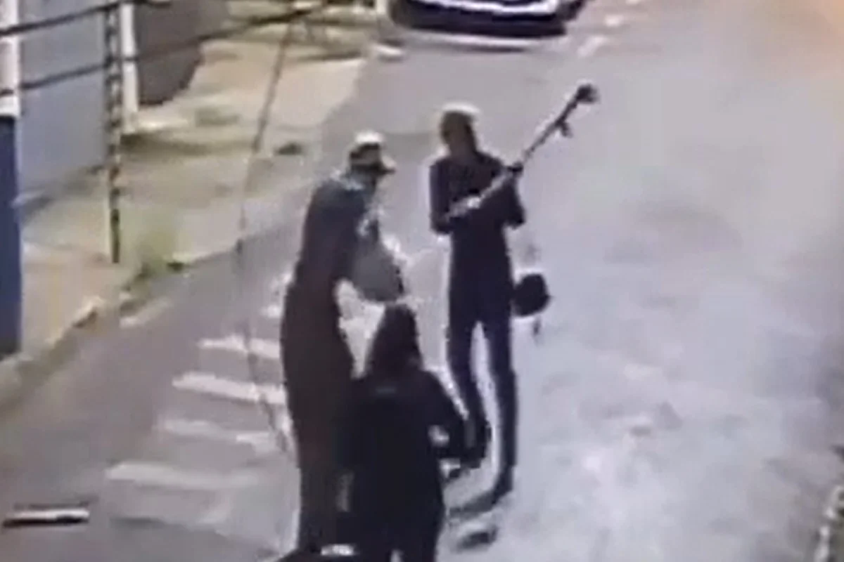Homem dá paulada em mulher de muletas e rouba bolsa dela em MG