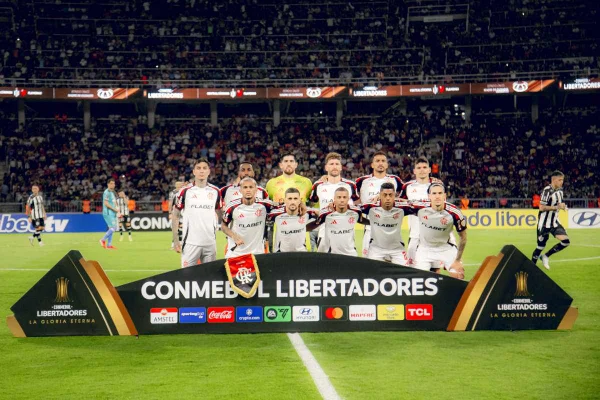 Imagem colorida dos jogadores do Flamengo - Metrópoles