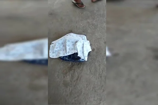 bebê morto está dentro de uma sacola