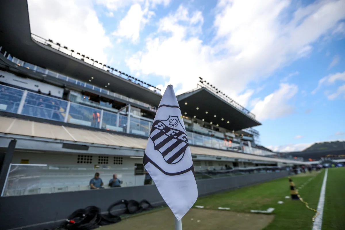 Bandeirinha de escanteio com o escudo do Santos