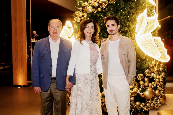 Eustáquio e Vera Carla Silveira recebem amigos em confraternização
