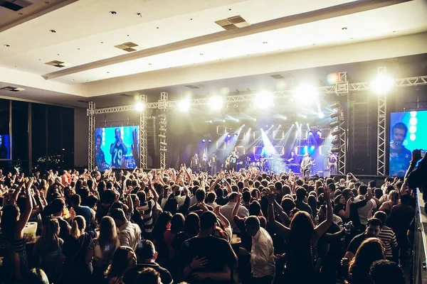 Jota Quest fez todo mundo dançar no Hípica Hall com seu “Pancadélico”