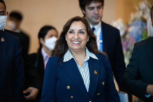 mulher de terno azul sorrindo - metrópoles