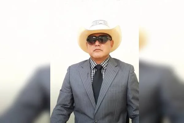 Homem de chapéu e óculos de sol