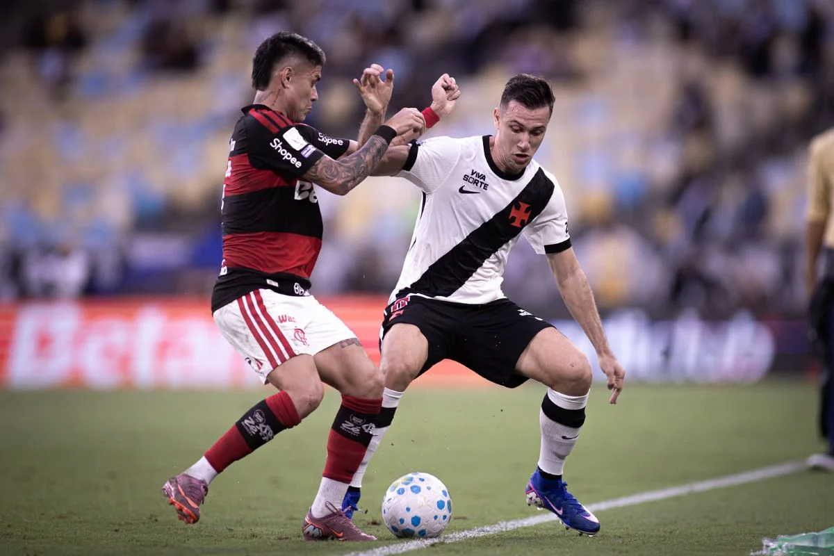 Disputa de bola em um clássico entre Flamengo e Vasco Disputa de bola em um clássico entre Flamengo e Vasco