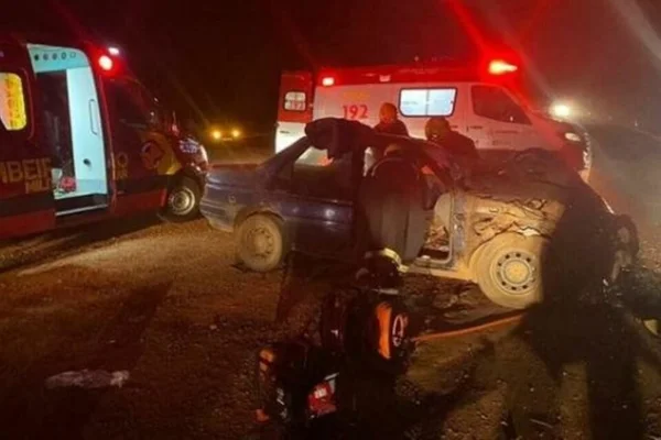 Motorista de carro morre preso às ferragens após colidir em caminhão