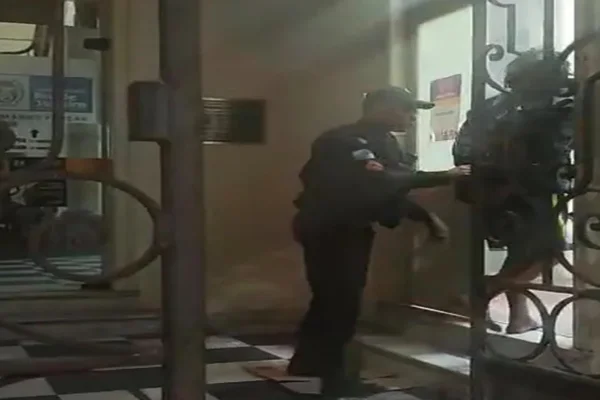 Imagem colorida, homem preso por furto de portão - Metrópoles