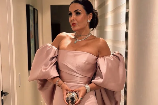 Gardênia Cavalcanti vai a evento com relógio que pertenceu a Hebe Camargo - destaque galeria Gardênia Cavalcanti vai a evento com relógio que pertenceu a Hebe Camargo - destaque galeria