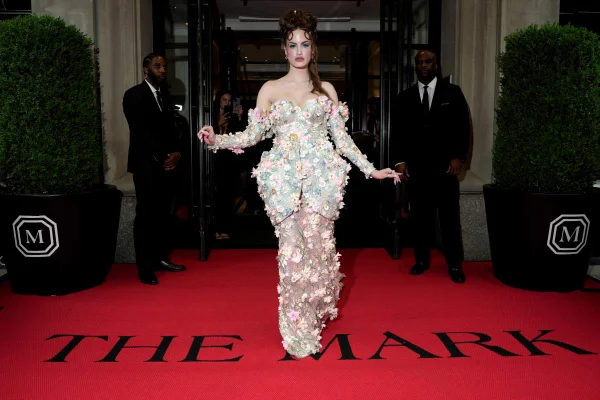 Haley Kalil indo para o met gala - metrópoles