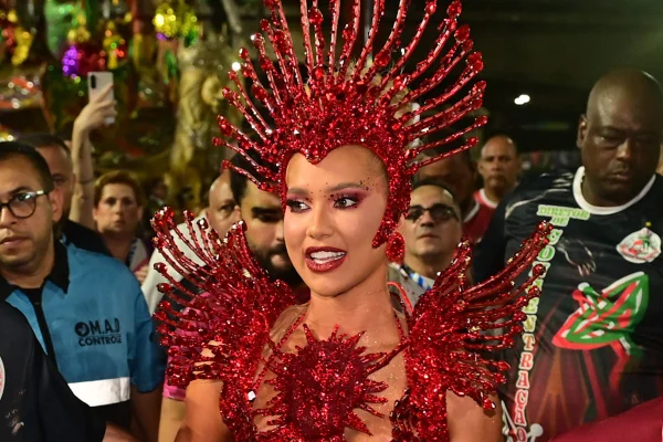 Estreia de Virginia na Sapucaí divide opiniões da web: “Não deu conta”