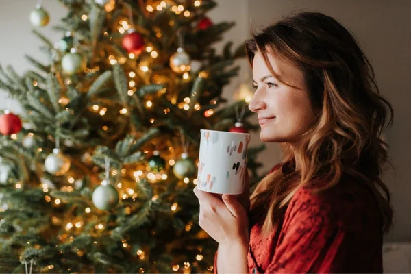 mulher tomando café no natal