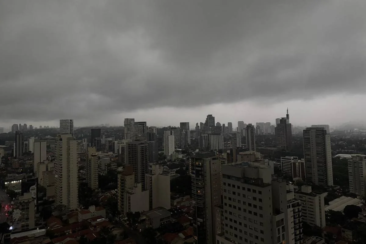 SP tem alerta de perigo para chuvas intensas na manhã desta 3ª (28/10) 1 Tempo fechado e nublado em São Paulo. Alerta de chuva e alagamento.