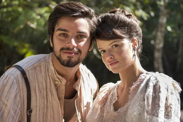 Na “Lua de Sangue”, Agatha Moreira e Rodrigo Simas trocam carinhos