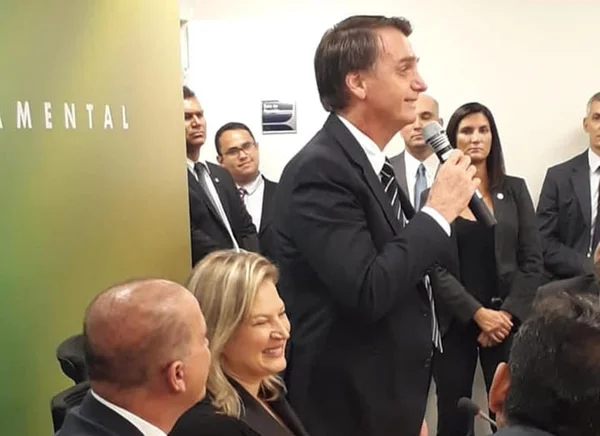 Aliados de Bolsonaro fazem barraco em grupo de WhatsApp na madrugada