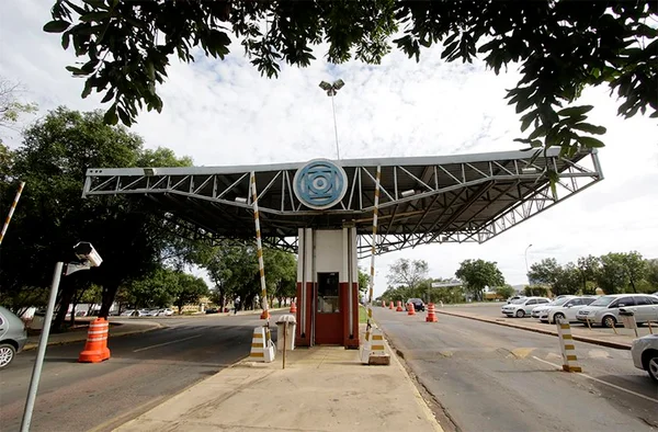 Em dia de fúria, aluno é contido após destruir extintores na UFMT