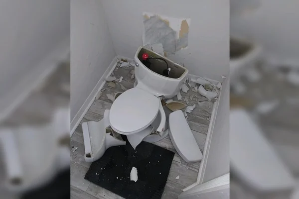 Banheiro de casal explode e fica destruído após raio atingir fossa