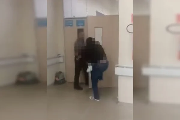 Mulher com bebê no colo briga por atendimento em hospital no DF