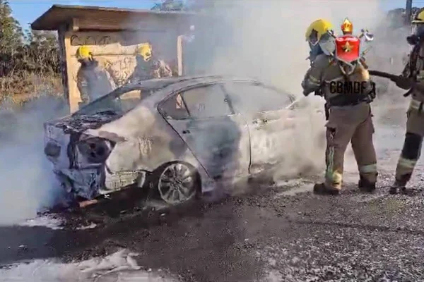 Vídeo: carro fica carbonizado após batida em rodovia do DF