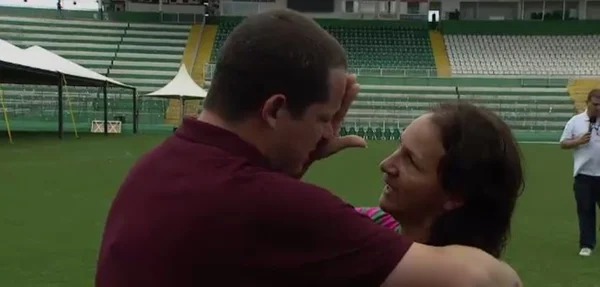 Mãe do goleiro Danilo, morto em acidente da Chape, consola jornalista