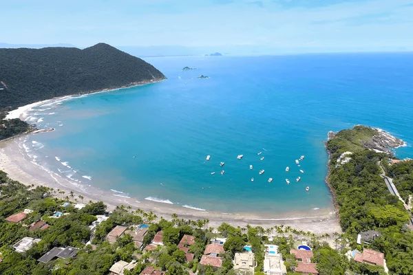 Imagem colorida de uma praia de Guarujá - Metrópoles