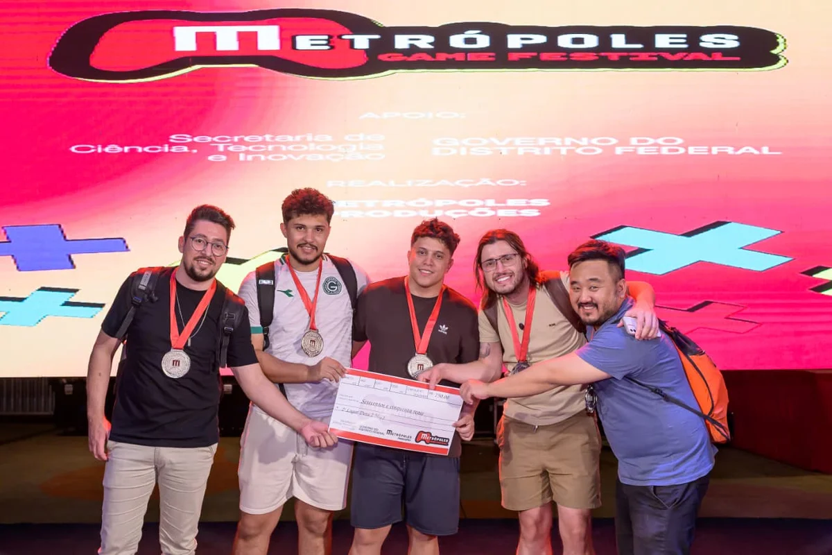 Premiação da competição de Dota 2 no Metrópoles Game Festival. A equipe campeã foi formada por Demais (capitão), Moreno, Griel, Deus e Neis. A equipe Império do Forró ficou com o 2º lugar Premiação da competição de Dota 2 no Metrópoles Game Festival. A equipe campeã foi formada por Demais (capitão), Moreno, Griel, Deus e Neis. A equipe Império do Forró ficou com o 2º lugar