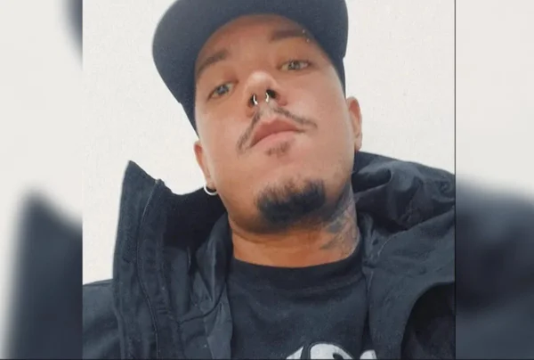 Homem de boné e cavanhaque