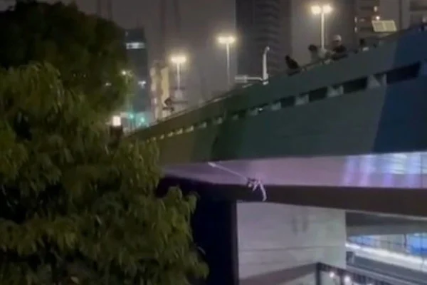 Mulher bate a cabeça após saltar de bungee jump no Viaduto Sumaré - Metrópoles