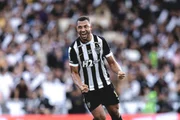 Vitor Hugo marcou o único gol do jogo Vitor Hugo marcou o único gol do jogo