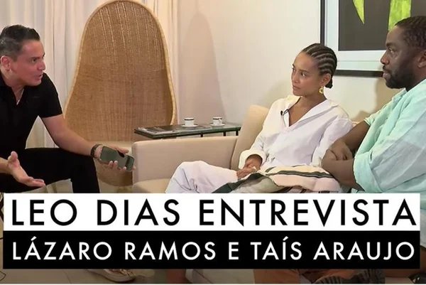 A imagem colorida mostra Leo Dias entrevistando Taís Araújo e Lázaro Ramos