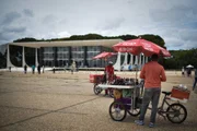 A presença de vendedores ambulantes está proibida em 10 áreas do Plano Piloto A presença de vendedores ambulantes está proibida em 10 áreas do Plano Piloto