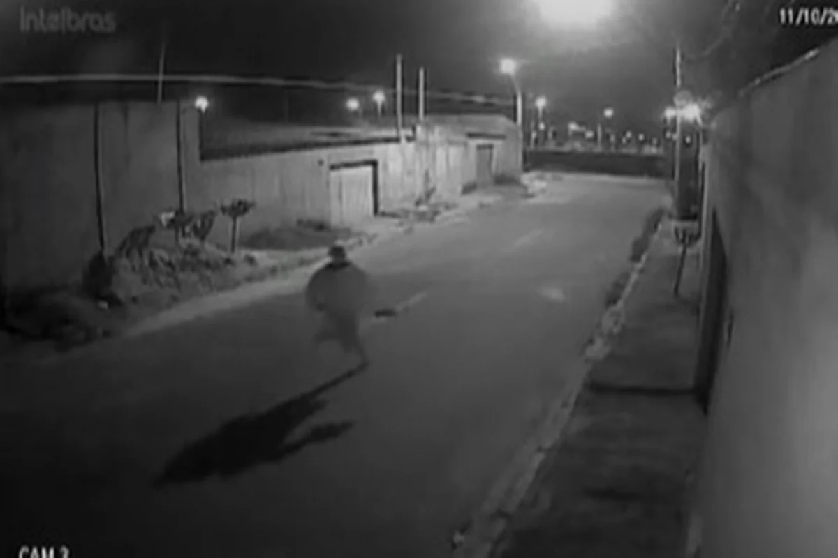 Imagens mostram pistoleiros invadindo casa para assassinar jovem no DF. Veja vídeo