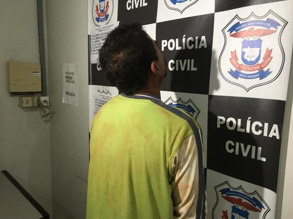 Homem mata a esposa degolada e é flagrado com a arma do crime