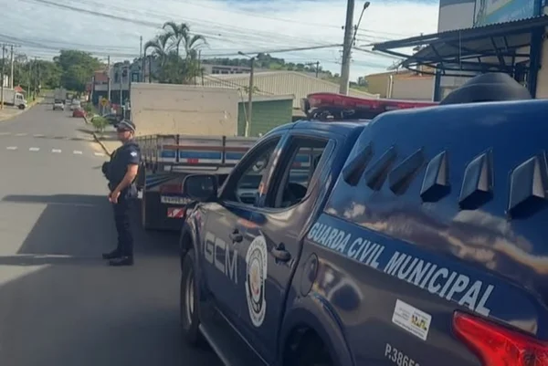 Imagem colorida de caminhão e viatura da GCM. Metrópoles