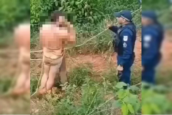 Imagem colorida, policiais ao lado de escrivão amarrado - Metrópoles