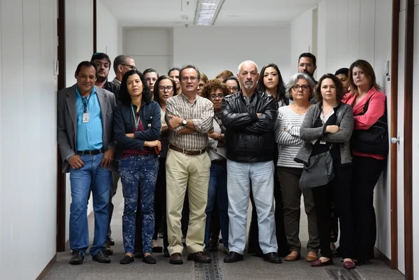 De braços cruzados, servidores protestam contra exonerações na Cultura